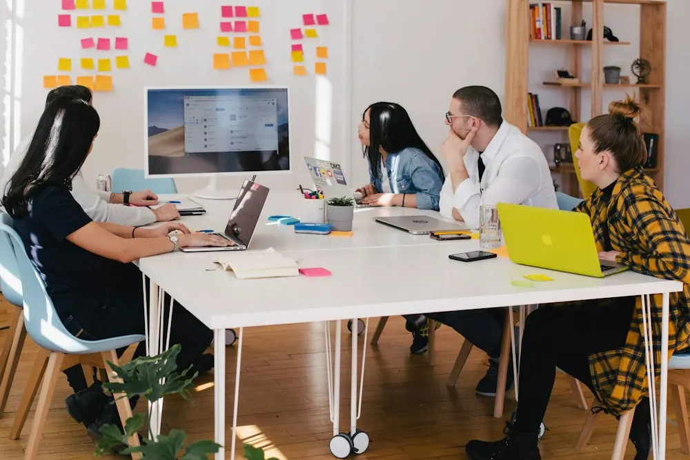 Equipo de la agencia revisando métricas de un proyecto en pantalla